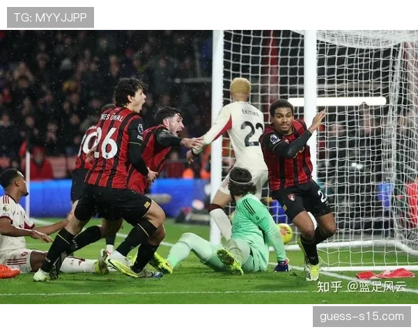 伯恩茅斯阿德利绝杀后跪地滑翔，主场球迷沸腾致敬